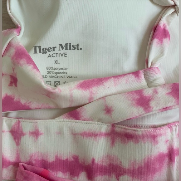 🩷🤍Tiger Mist Sports Bra and Leggings Set🤍🩷 - Picture 7 of 15